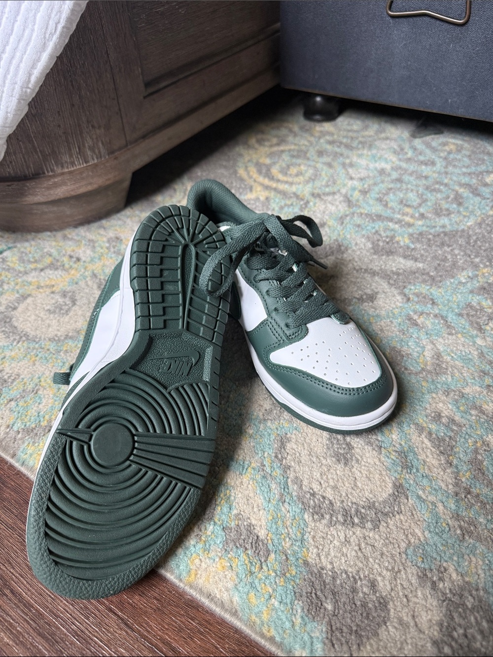 Nike Kids Low-Top Sneakers in White & Forest Green - Picture 4 of 4